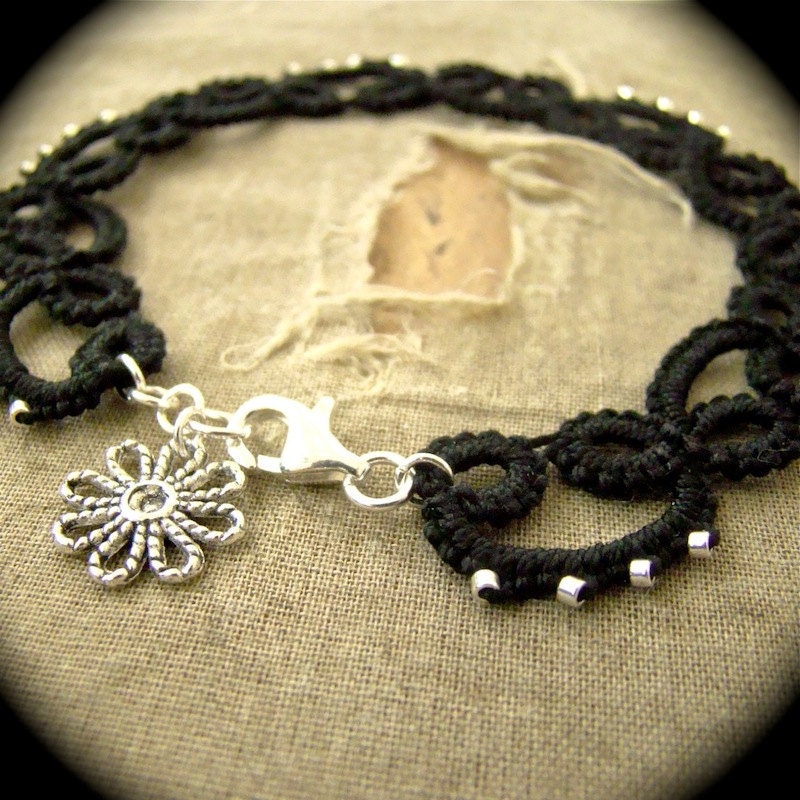 https://www.etsy.com/listing/100403677/tatted-lace-anklet-black-with-silver?
